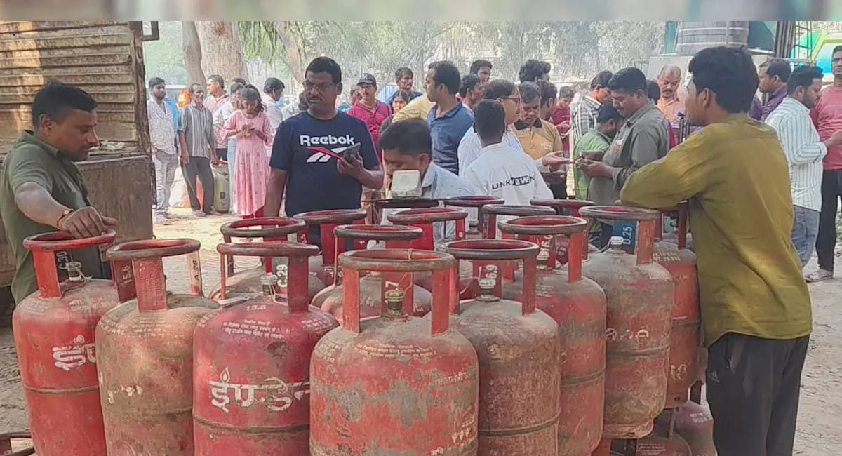 गैस एजेंसियों के बाहर लगी लंबी कतारें