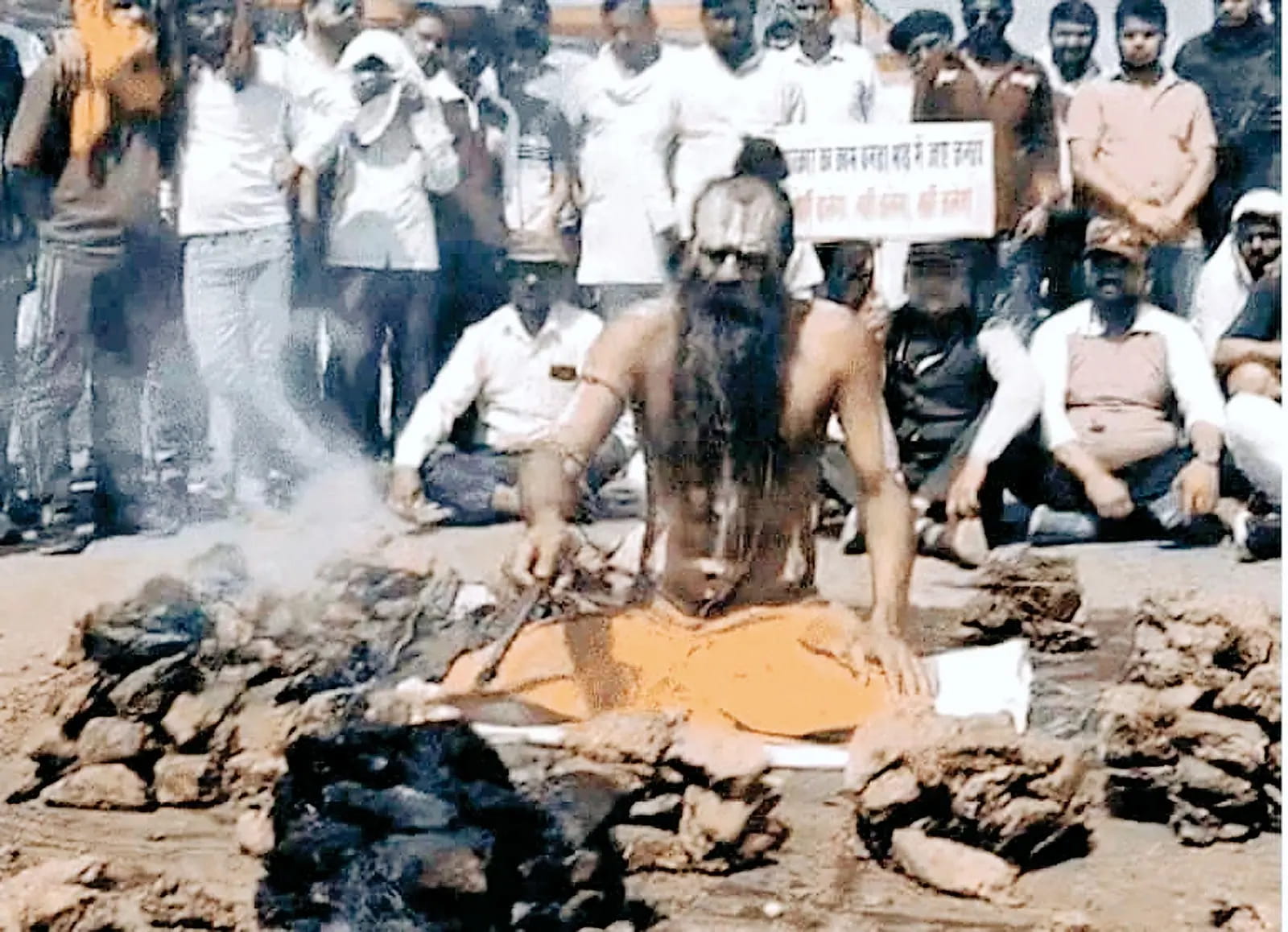 बरेठा टोल प्लाजा पर संत समाज का प्रदर्शन, दो घंटे तक हाईवे पर लगा जाम