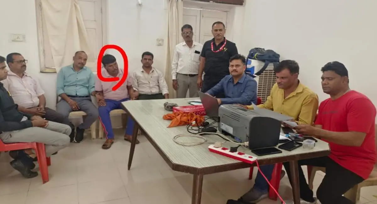लोकायुक्त की बड़ी कार्रवाई, महिला क्लर्क का पति 10 हजार रिश्वत लेते गिरफ्तार
