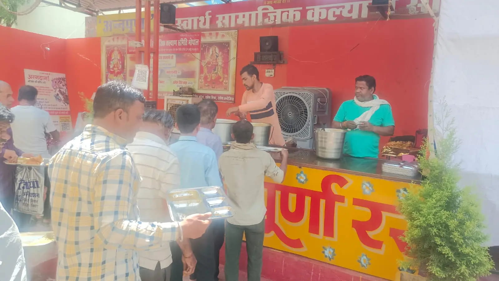 गरीबों की थाली से गायब हुई रोटी, सामाजिक संस्थाएं निभा रहीं अपना फर्ज