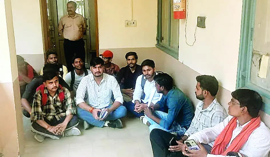 जीवाजी यूनिवर्सिटी में खुलेआम नकल, वीडियो वायरल के बाद भी प्रशासन चुप