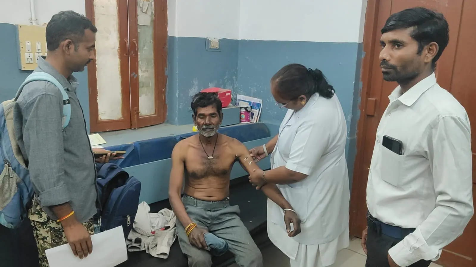 महू में जंगल में बकरी चरा रहे बुजुर्ग पर तेंदुए का हमला, साहस दिखाकर बचाई जान