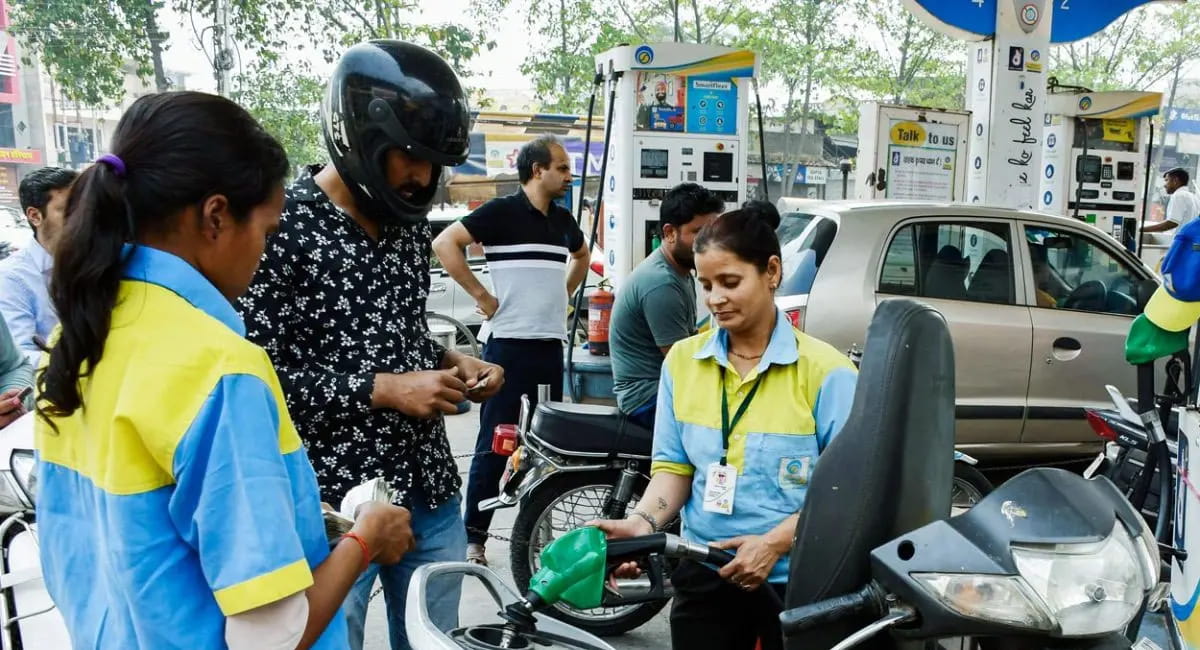 देश में पेट्रोल-डीजल का पर्याप्त भंडार, सरकार की अपील-अफवाहों से बचें, घबराकर न करें खरीदारी