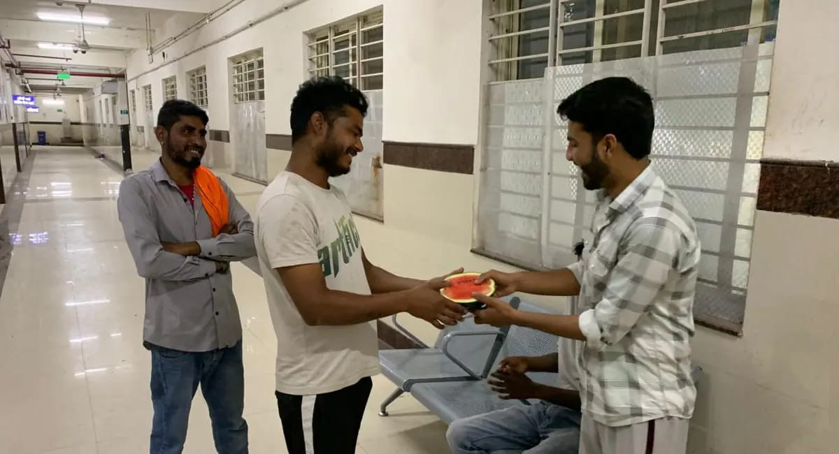 किसानों के समर्थन में युवाओं की पहल, सोशल मीडिया से प्रेरित होकर की तरबूज की खेती,अस्पतालों में बांट रहे मुफ्त