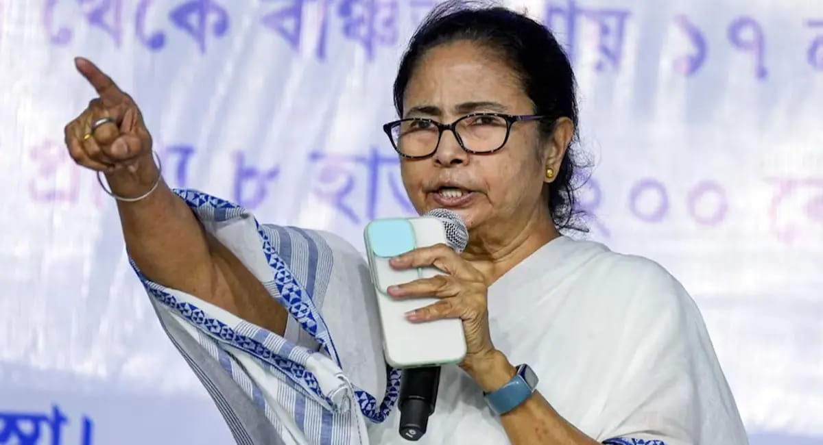 चुनाव से पहले सियासी घमासान, ममता का कार्यकर्ताओं को अलर्ट
