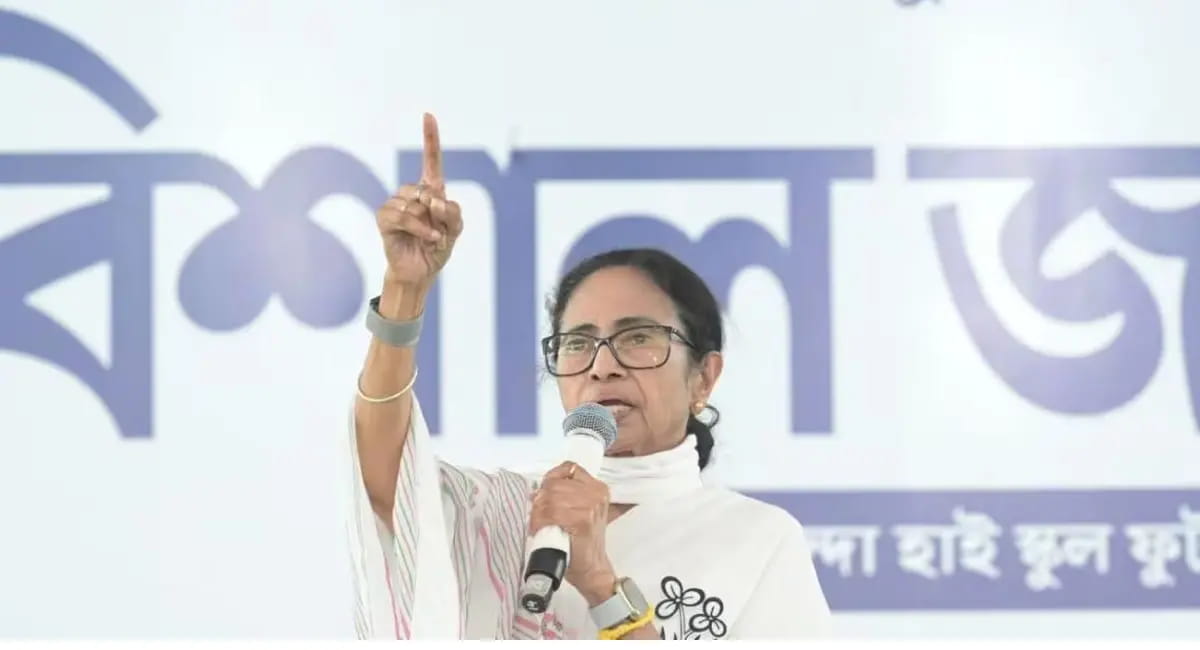 'झालमुड़ी और मछली' पर सियासी संग्राम, ममता और बीजेपी आमने-सामने