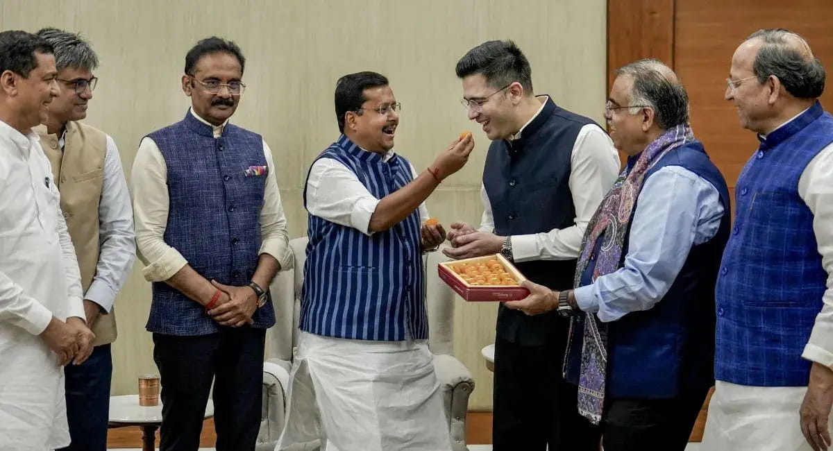 पहले से था प्लान या अचानक लिया फैसला ? जानिए क्यों बागी हुए आप के 7 सांसद