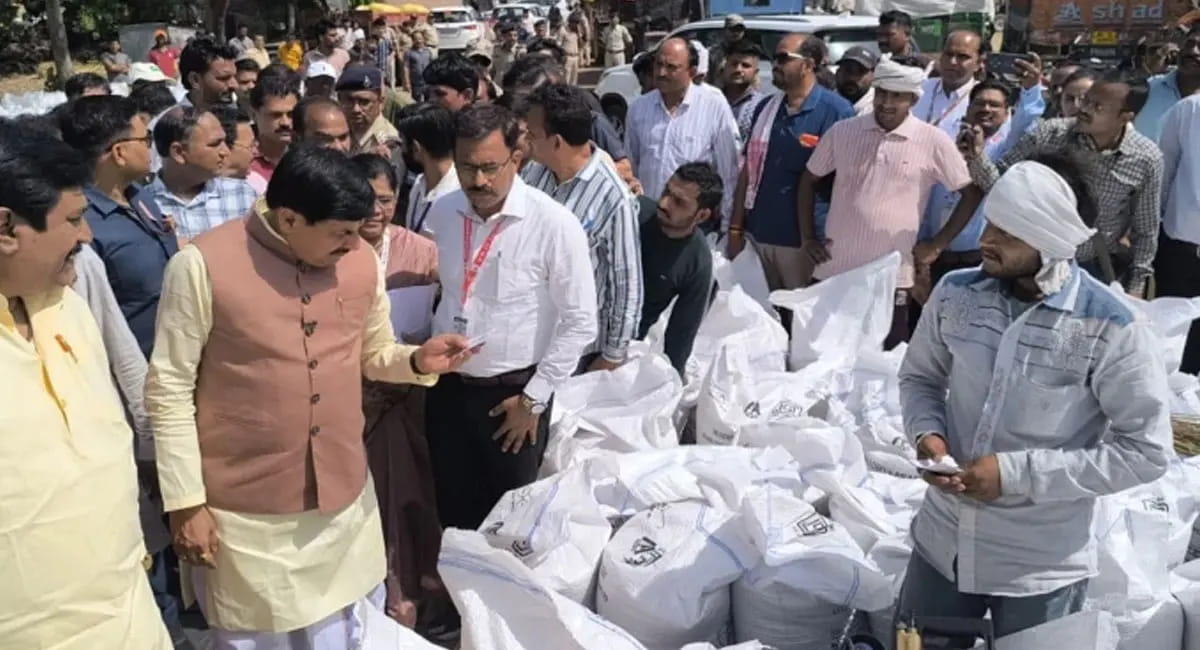 जो कहा वो किया, किसानों के बीच पहुंचे CM डॉ. मोहन यादव; खरगोन के गेहूं खरीदी केंद्र पर किसानों से किया संवाद