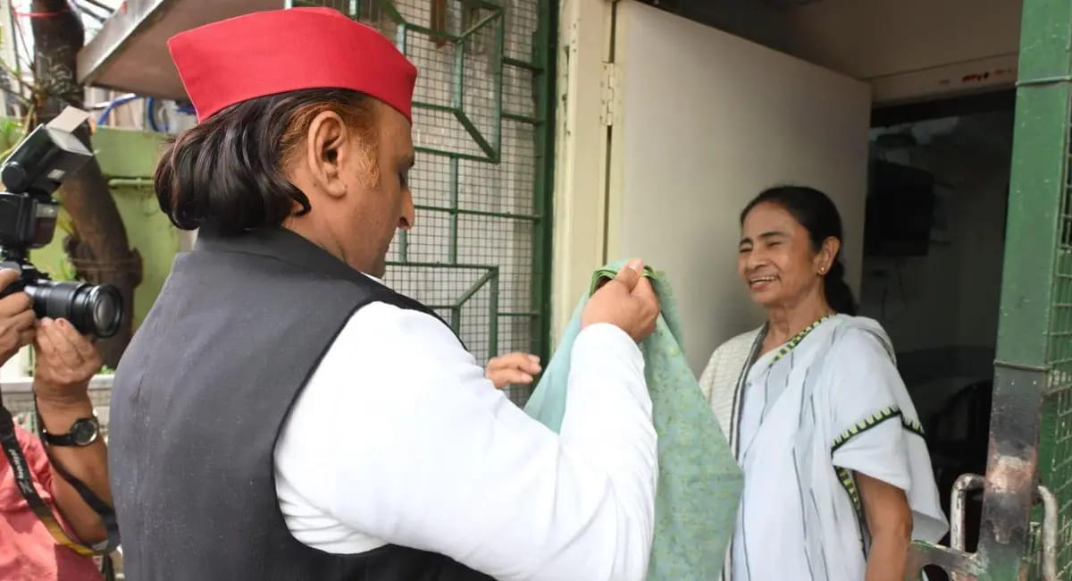 अखिलेश यादव ने ममता बनर्जी से की मुलाकात; बोले- भाजपा की आंखों में दीदी खटकती हैं