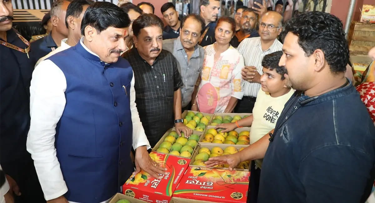 ग्रामीण हाट बाजार पहुंचे सीएम डॉ. मोहन यादव, मैंगो जत्रा में आम की प्रदर्शनी का किया अवलोकन