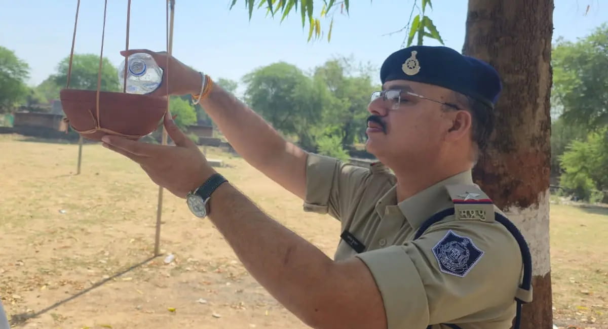 फुटेरा चौकी प्रभारी की सराहनीय पहल, चौकी परिसर में पक्षियों के लिए लगाए 25 सकोरे