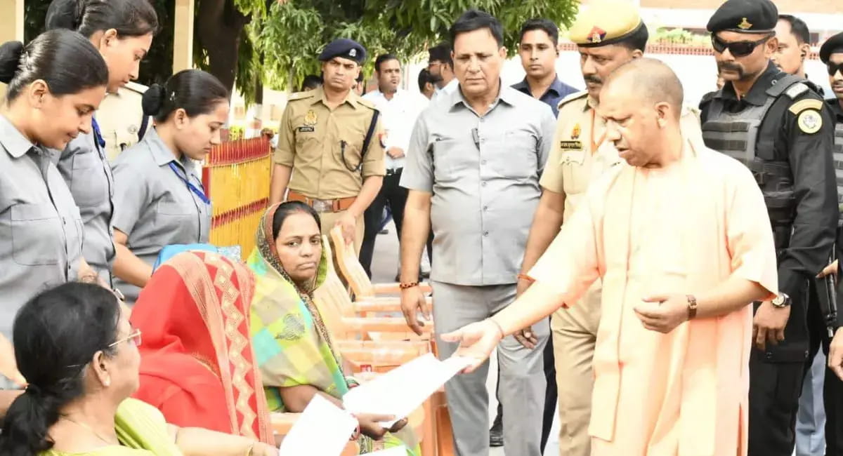 जनता दर्शन में सीएम योगी ने सुनी फरियादियों की समस्याएं, बोले- इलाज कराने लिए सरकार करेगी मदद