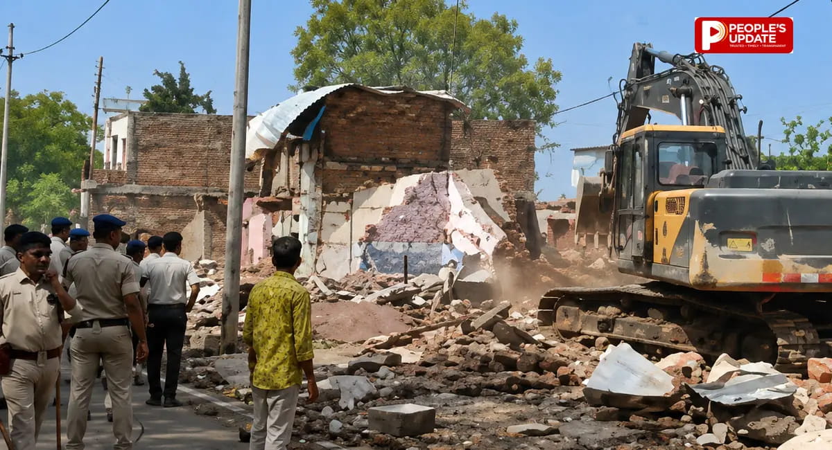 रायसेन रोड पर प्रशासन की बड़ी कार्रवाई, अवैध कब्जे पर चला बुलडोजर; 70 दुकानें और 42 झुग्गियां जमींदोज