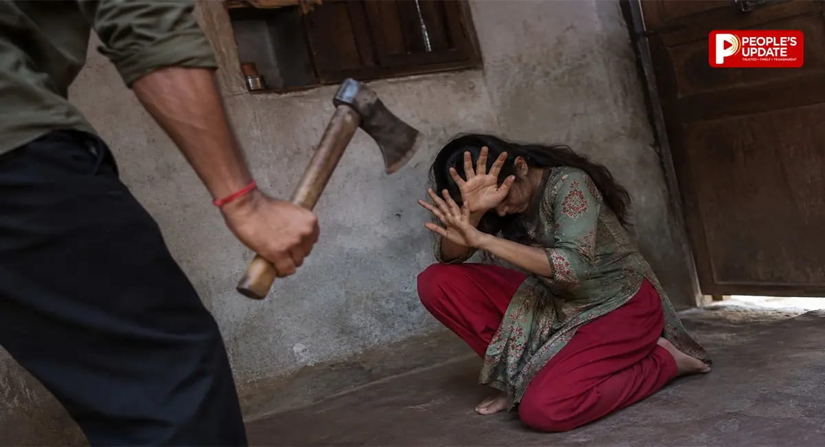 आरोपी ने कुल्हाड़ी से किए वार, गले में फंदा डालकर छत से लटकाया