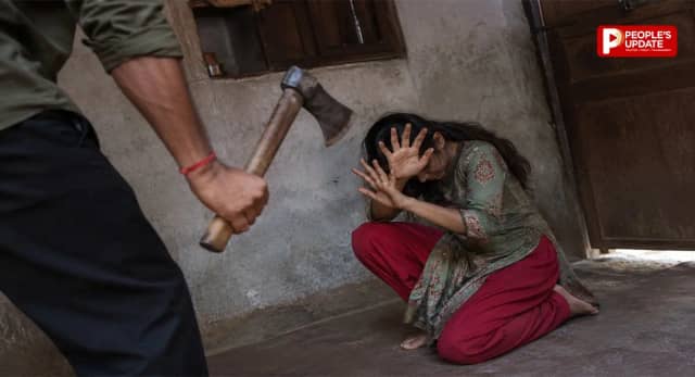 आरोपी ने कुल्हाड़ी से किए वार, गले में फंदा डालकर छत से लटकाया