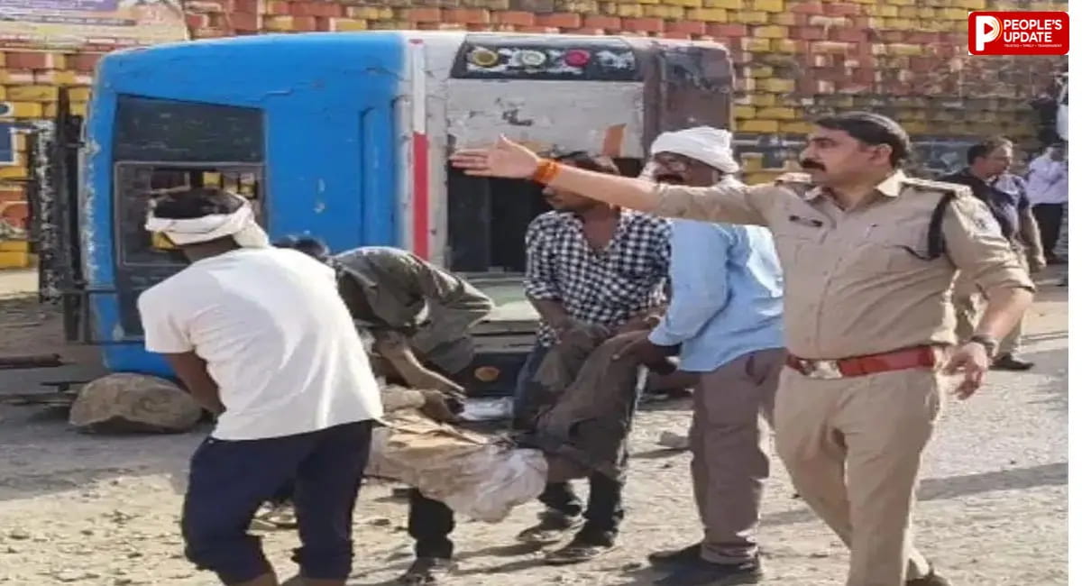 अनियंत्रित हाइवा की टक्कर से यात्री बस पलटी, तीन की मौत; 29 घायल