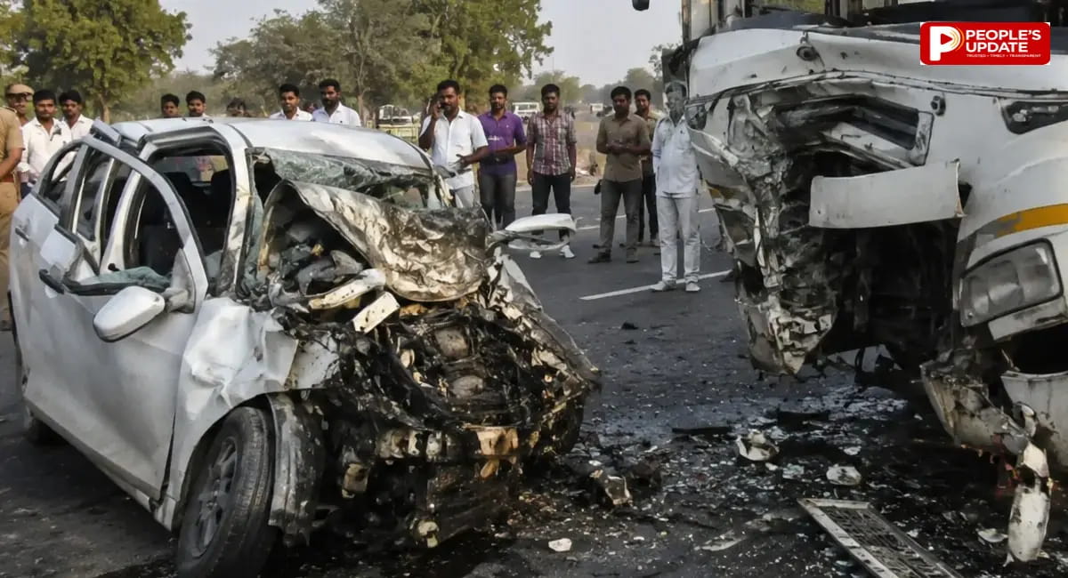 कार और यात्री बस की टक्कर, तीन की मौत; दो घायल