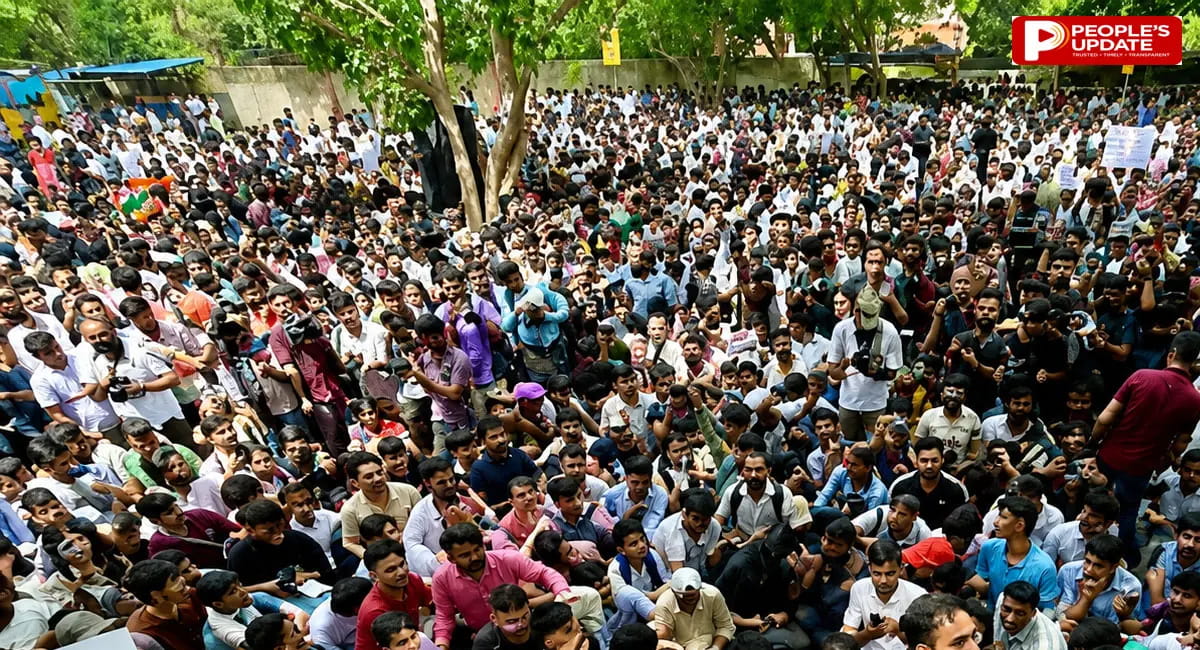 जंतर मंतर पर कॉकरोच जनता पार्टी का दूसरे दिन भी धरना जारी, शिक्षा मंत्री धर्मेंद्र प्रधान के इस्तीफे पर अड़े
