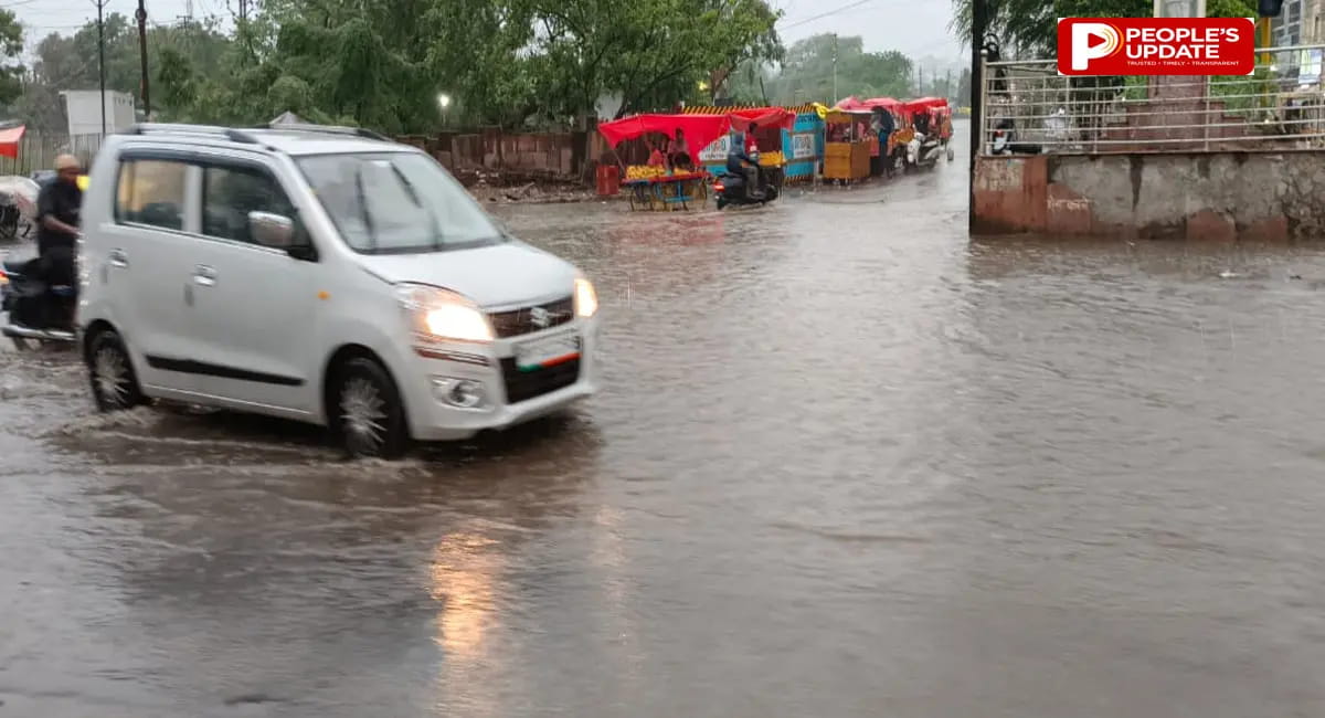 जलभराव से हादसों का खतरा, जर्जर सड़कों से बढ़ी परेशानी