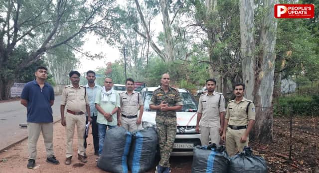 दो लग्जरी कारों में 267 किलो मिला, पुलिस को देख तस्कर जंगल में फरार