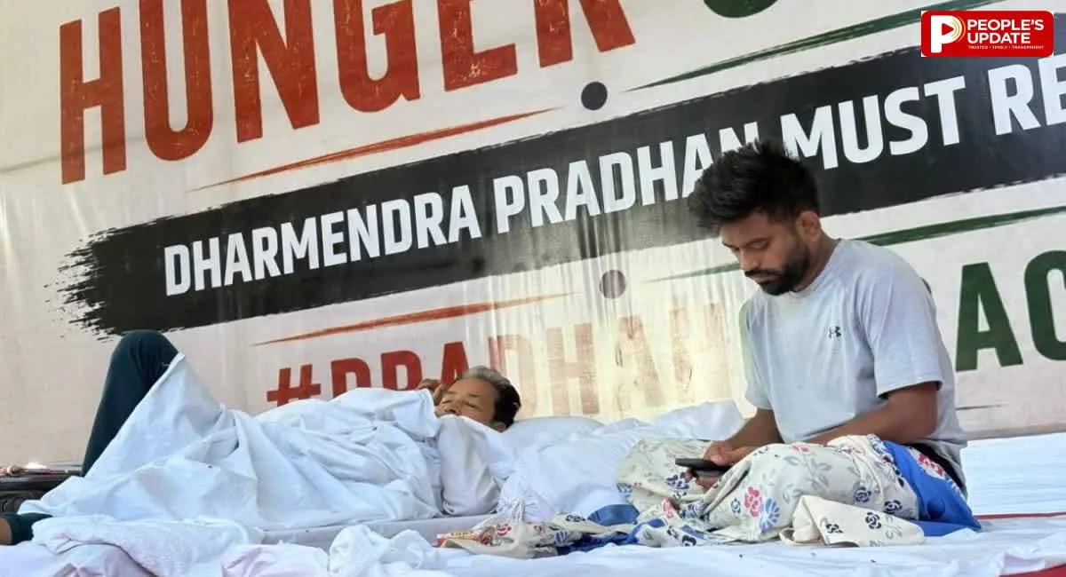 जंतर मंतर पर कॉकरोच जनता पार्टी के आंदोलन का 12वां दिन, एक छात्र की बिगड़ी तबियत