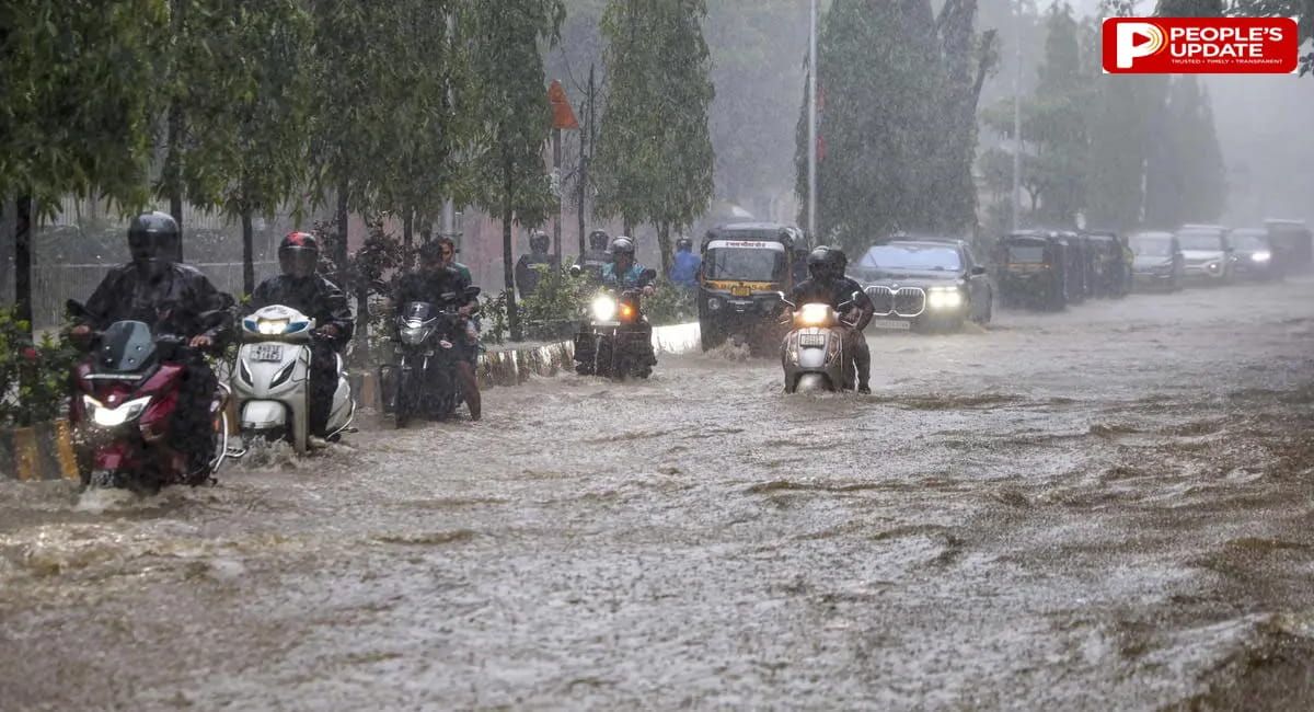 मुंबई में मूसलाधार बारिश, सड़कें बनीं तालाब; IMD ने जारी किया रेड अलर्ट