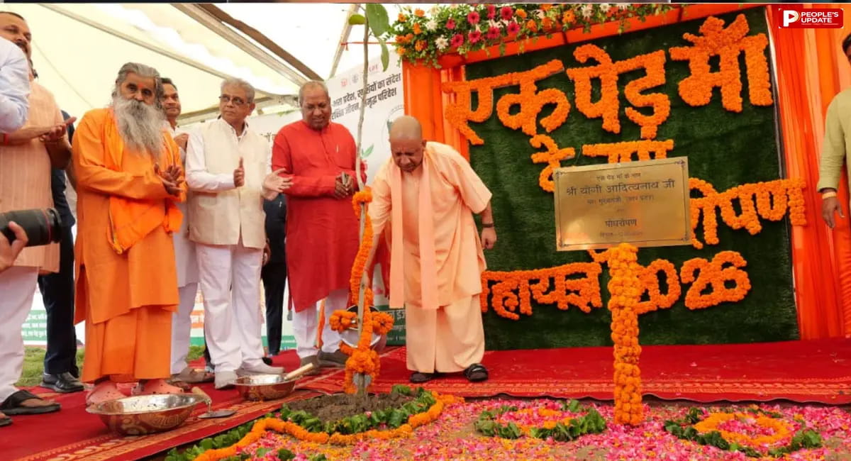 गोरखपुर में सीएम योगी ने किया पौधरोपण, मौलश्री का लगाया पौधा; बोले- वनों से ही नदियां रहेंगी सदानीरा