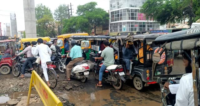 भोपाल मेट्रो का निर्माण बना लोगों की परेशानी, 21 किमी कॉरिडोर पर जाम; लोगों ने लगाए बैनर ‘हमें नहीं चाहिए मेट्रो स्टेशन’