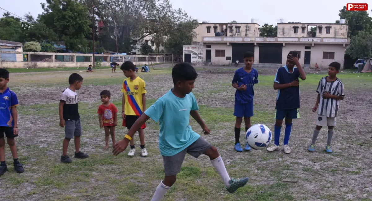 फुटबॉल का ऐसा जुनून कि हर गली में मिल जाते हैं मेसी, रोनाल्डो और माराडोना
