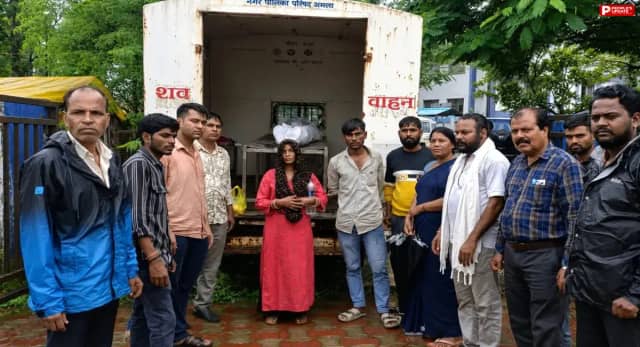 ट्रेन हादसे में मरे बेटे का शव नहीं ले जा सके परिजन, जनसेवा कल्याण समिति के सहयोग से हुआ अंतिम संस्कार