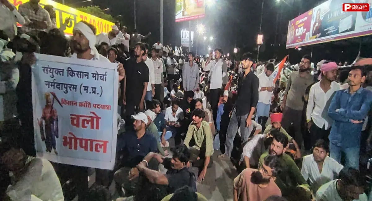 सड़कों पर बैठे किसान, होशंगाबाद- एम्स रोड जाम, कहा- आज रात यहीं गुजारेंगे