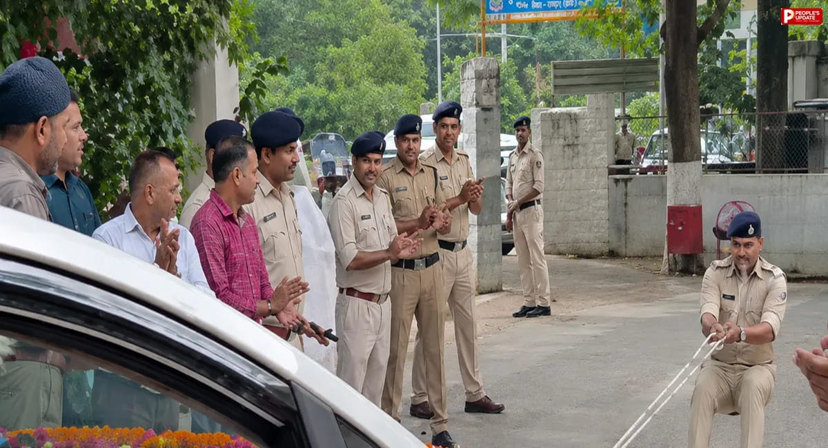 सेवानिवृत्त IG अरविंद सक्सेना को अनोखी विदाई, आरक्षक ने दांतों से खींची फूलों से सजी कार