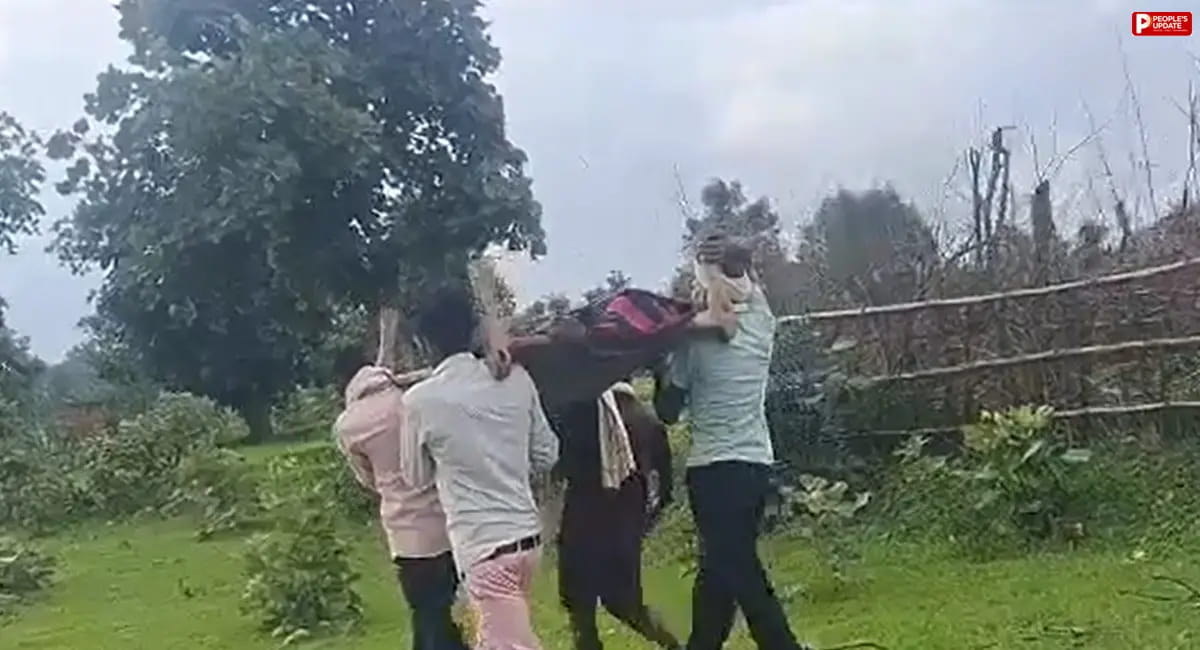 खाट पर ले जाना पड़ा नाबालिग का शव, सड़क के अभाव में नहीं पहुंची एंबुलेंस