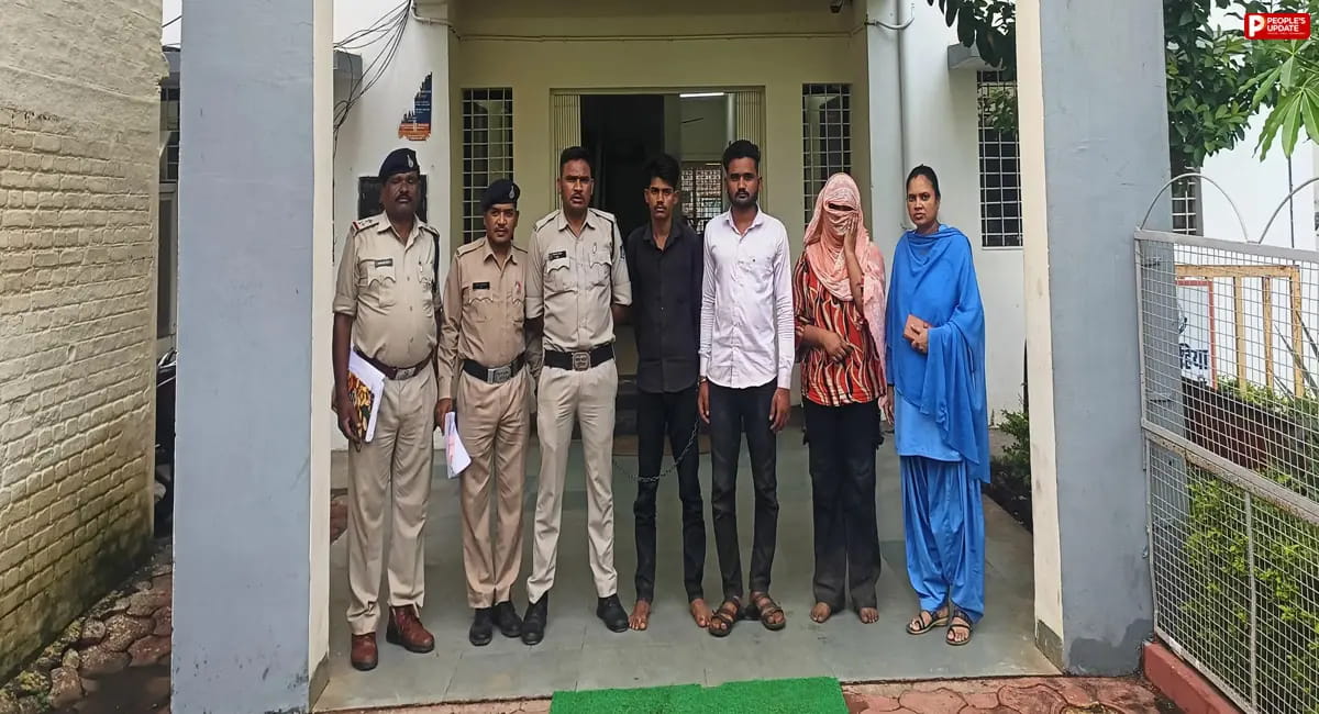 महिला समेत तीन आरोपी गिरफ्तार, नकदी; चेन और मोबाइल बरामद