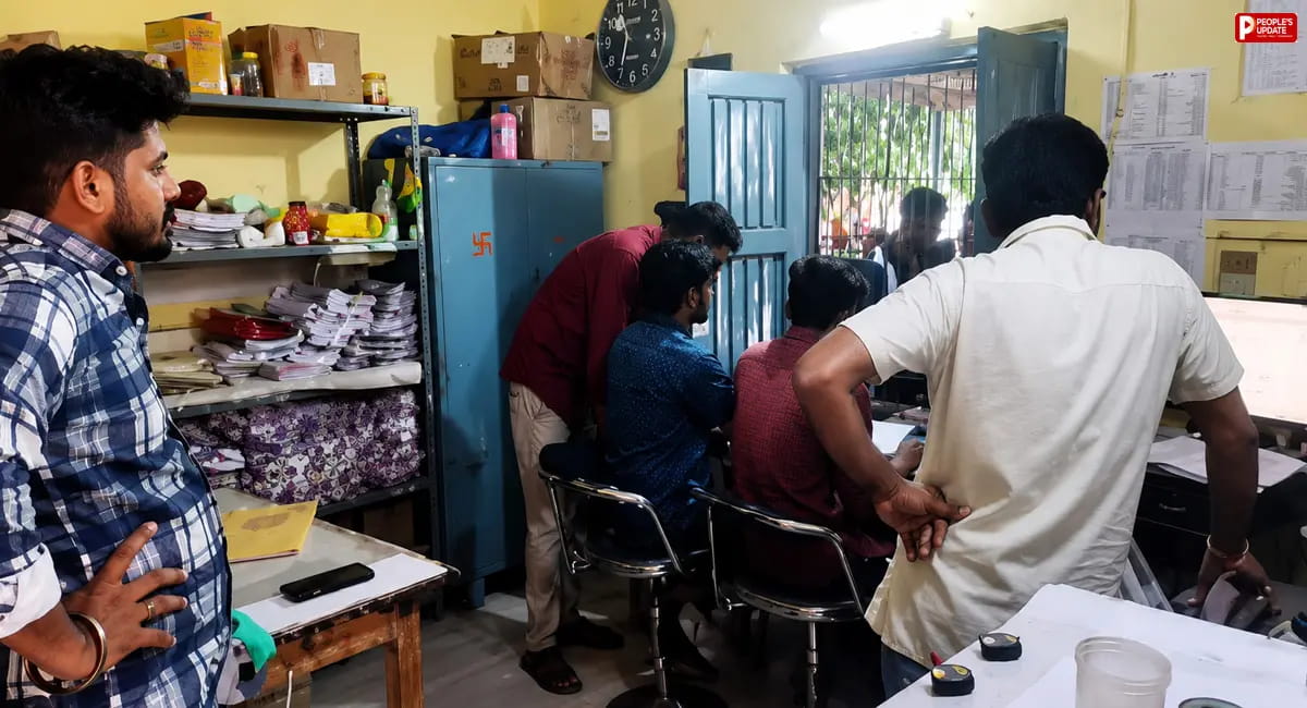 बेगमगंज: किसानों को खाद मिलने में परेशानी, वेयरहाउस में यूरिया वितरण पर उठे सवाल; टोकन व्यवस्था में साठगांठ का आरोप