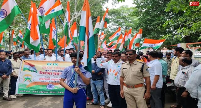 बेगमगंज में निकाली गई तिरंगा यात्रा, हाथों में तिरंगा लेकर सड़कों पर उतरे स्कूली बच्चे