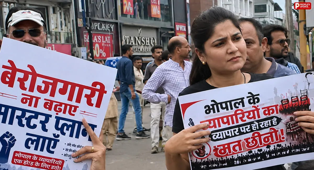भोपाल: सीलिंग कार्रवाई के विरोध में व्यापारियों ने निकाली रैली, किया चक्काजाम; ब्यूटीशियन ने सड़क पर किया मेकअप