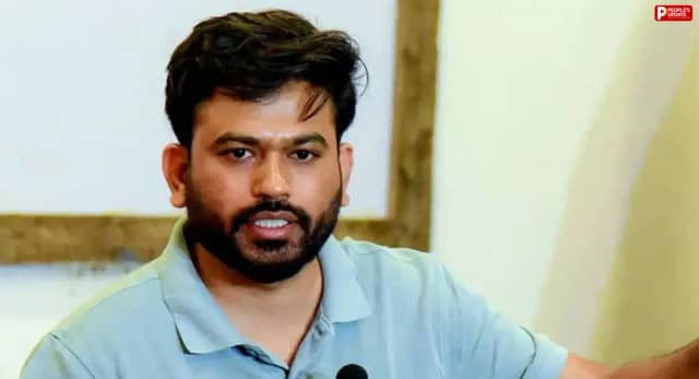 'स्कूल ठीक करो' अभियान का असर: अभिजीत दिपके की मांग पर शराबी प्रिंसिपल सस्पेंड, स्कूल को मिले 4 नए शिक्षक