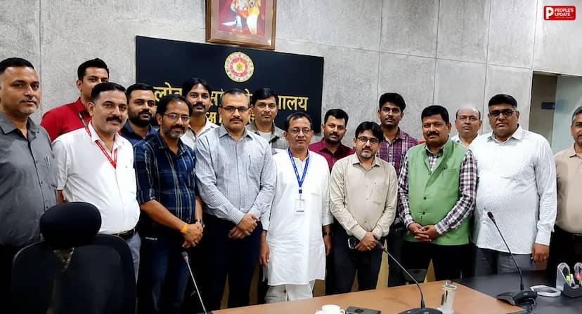 आयुक्त के कक्ष में जबरन प्रवेश के विरोध में कर्मचारियों का पेन डाउन, नीलम पार्क में चयनित शिक्षकों का आंदोलन जारी