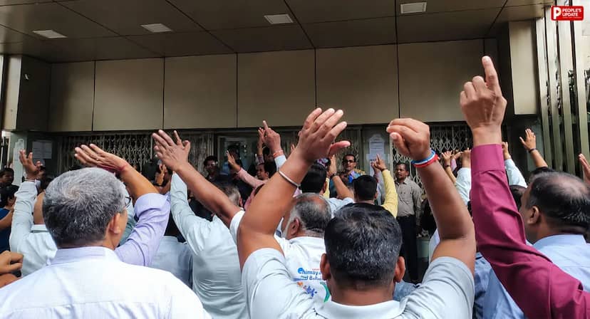 आयुक्त के कक्ष में जबरन प्रवेश के विरोध में कर्मचारियों का पेन डाउन, नीलम पार्क में चयनित शिक्षकों का आंदोलन जारी