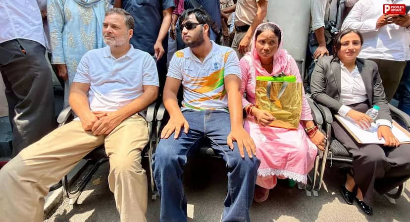 पैलेट गन मामले में राहुल गांधी धरने पर बैठे, प्रियंका भी पहुंचीं; FIR दर्ज करने की मांग