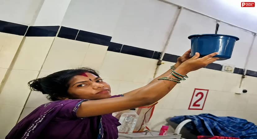 शहडोल जिला अस्पताल की छत से टपक रहा पानी, मरीजों ने खुद लगाए पानी रोकने के बर्तन