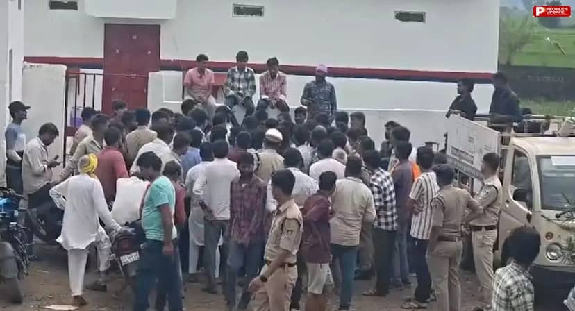 रक्षाबंधन पर गैस सिलेंडर की किल्लत, गोदाम पर लगा ताला; नाराज लोगों ने किया चक्काजाम
