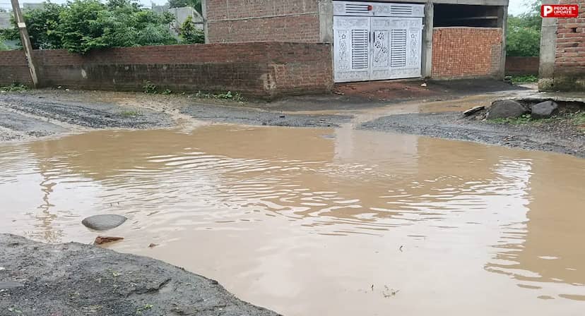 कटनी: 2 दशक से सड़क बदहाल, हर तरफ गड्ढे; पार्षदों ने दी 2 सितंबर से आंदोलन की चेतावनी