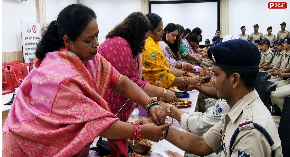 पुलिस कंट्रोल रूम में रक्षाबंधन पर खास आयोजन, महापौर मालती राय सहित महिला पार्षदों ने पुलिसकर्मियों को बांधी राखी