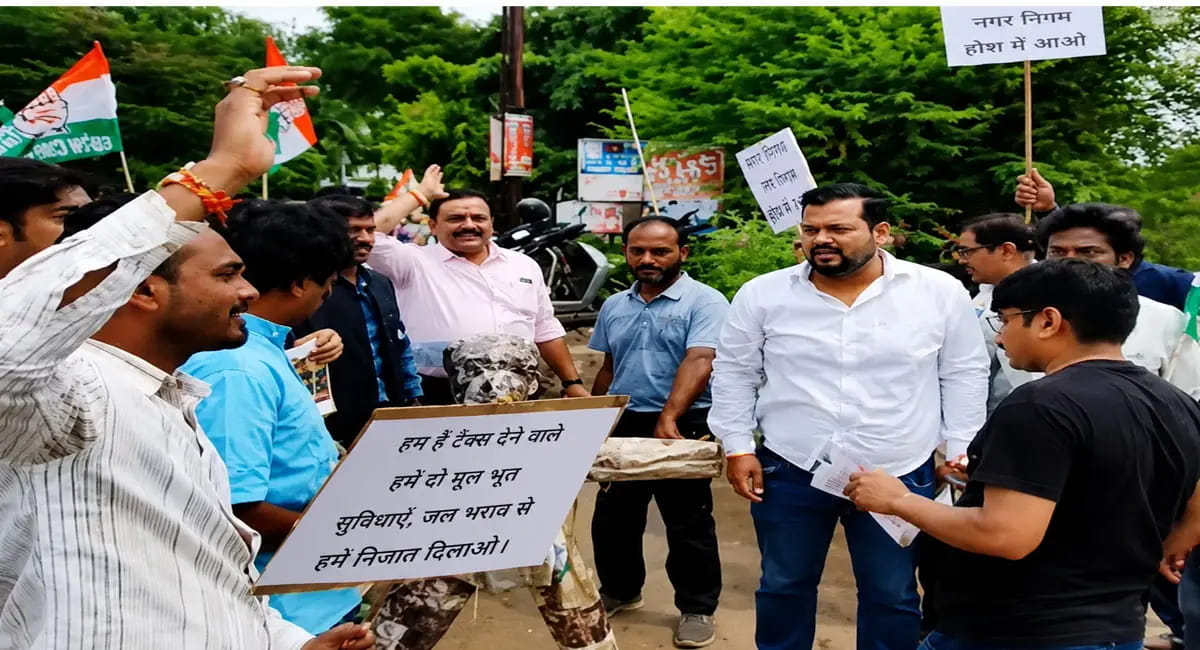 भोपाल: खराब सड़कों से परेशान रहवासी सड़कों पर उतरे, कटारा हिल्स में नगर निगम का पुतला फूंका