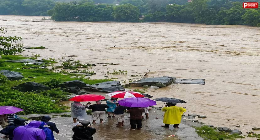 नैनीताल में मूसलाधार बारिश से भारी तबाही, नदी में बह गए चिता पर रखे शव