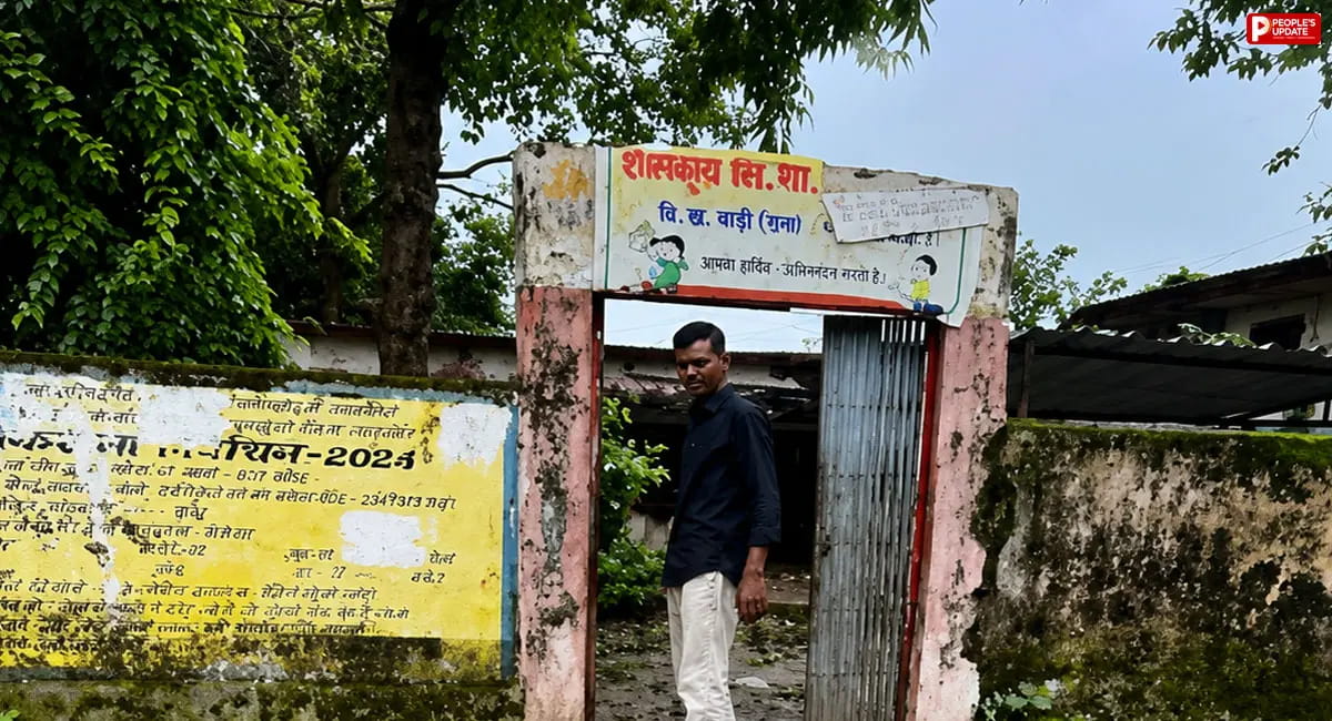रायसेन: छिंद गांव का सरकारी स्कूल बदहाल, जर्जर भवन में पढ़ने को मजबूर बच्चे; स्कूल परिसर में भरा बारिश का पानी