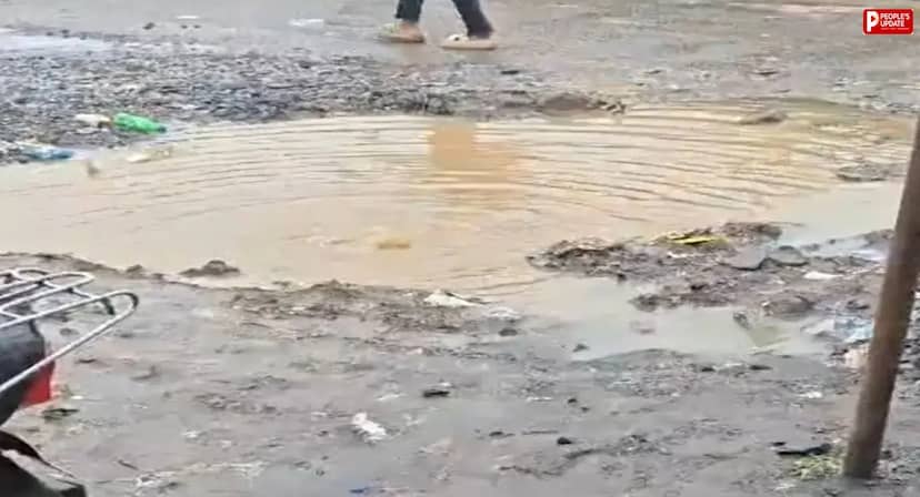 बारिश ने खोली घंसौर की सड़क की पोल, जलभराव और कीचड़ से रास्ते बेहाल