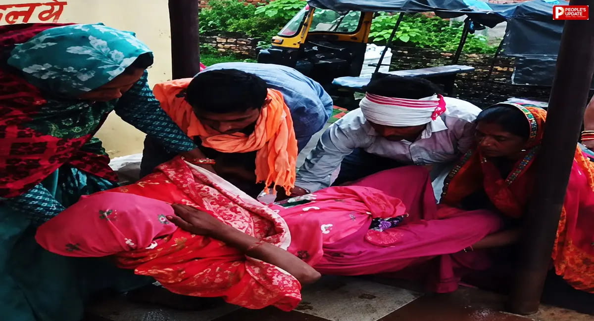 दमोह उप स्वास्थ्य केंद्र में लगा था ताला, अस्पताल के बाहर जमीन पर हुआ महिला का प्रसव